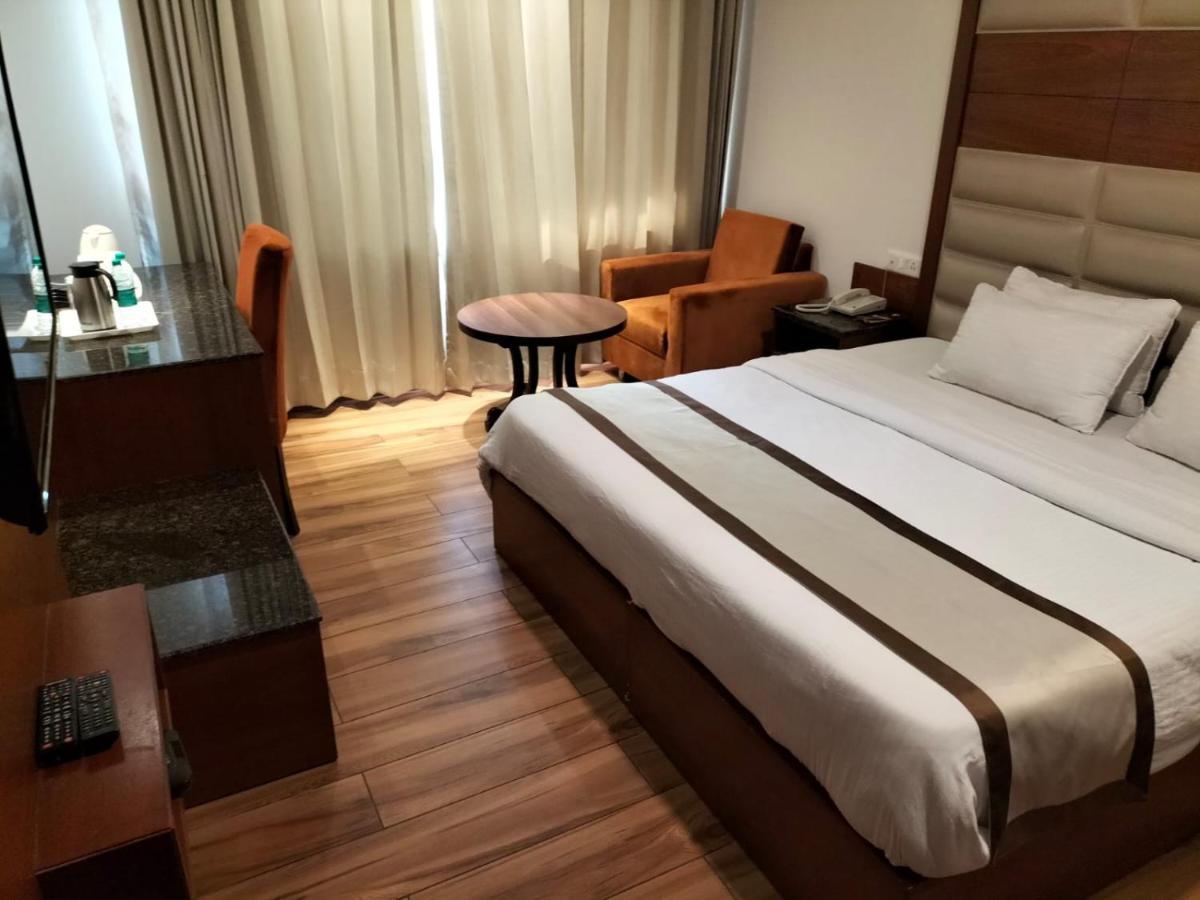 Hotel Ambica Katra Luaran gambar